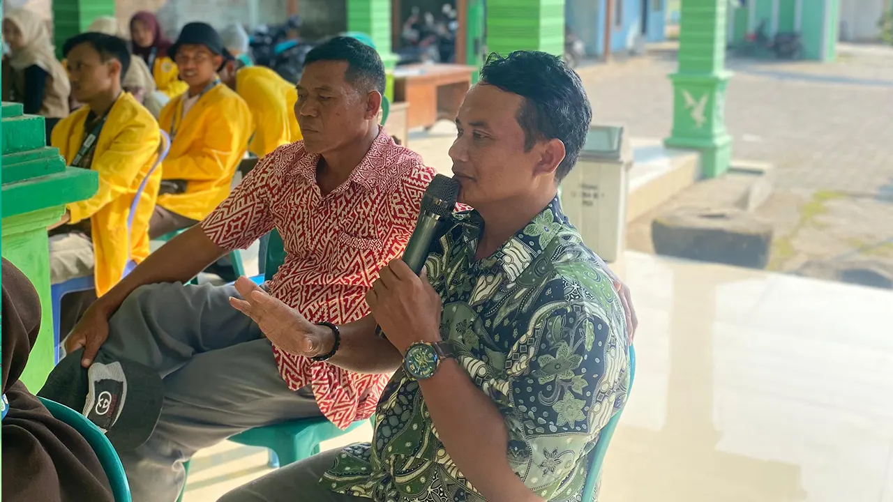 Salah satu peserta yang aktif bertanya saat sosialisasi peningkatan ekowisata dan penyuluhan pra-pembentukan Kelompok Sadar Wisata (Pokdarwis) di Balai Desa Soko. (doc. KKNTK 25 Unigoro)