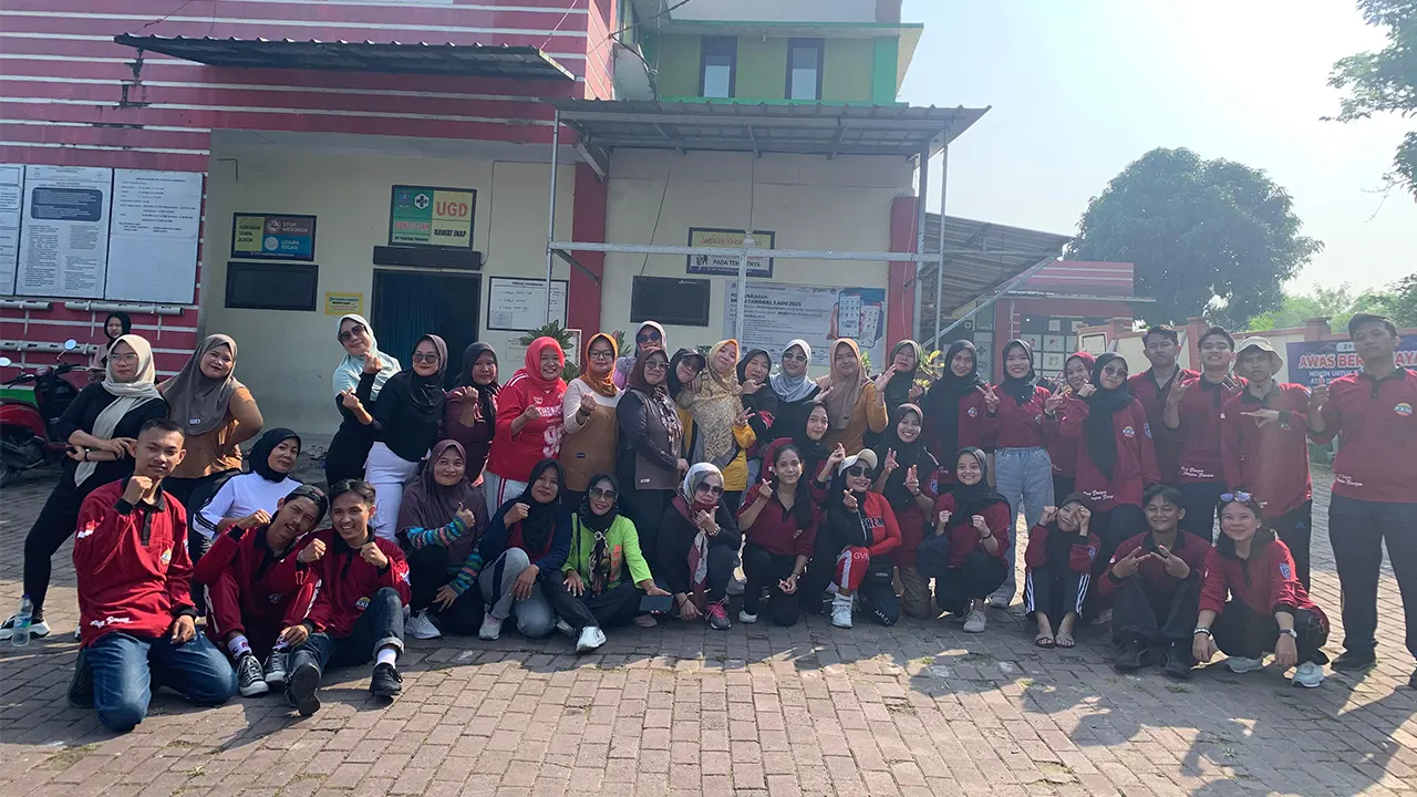 Sesi foto bersama antara mahasiswa, warga, dan pihak Puskesmas sebagai bentuk dokumentasi serta kenang-kenangan atas kolaborasi yang telah terjalin. (doc. KKM 71 UNIBA)