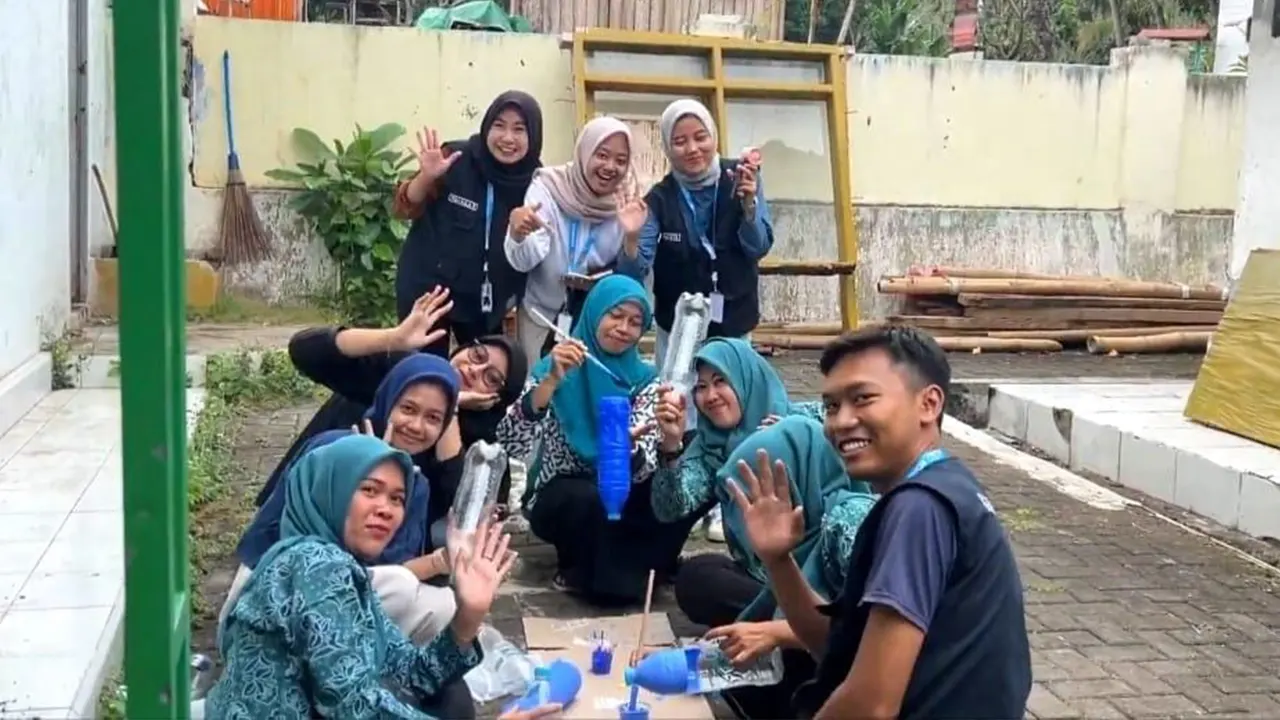 
Sesi praktik materi "Kreatif Daur Ulang Sampah Menjadi Barang Bernilai", memanfaatkan botol bekas menjadi pot bunga. (doc. KKN 55 UINSA)