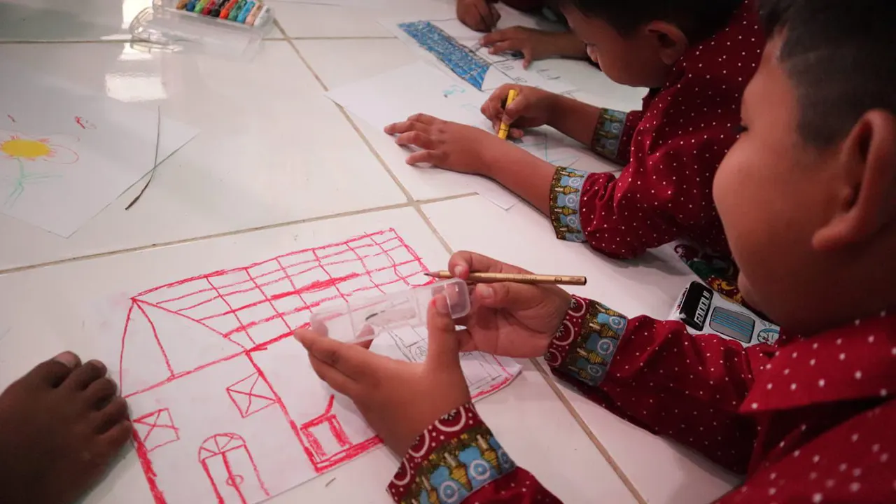 Siswa SDN Cinandang membuat proyek berbasis isi buku. (doc. KKN BBK 6 UNAIR Desa Cinandang)