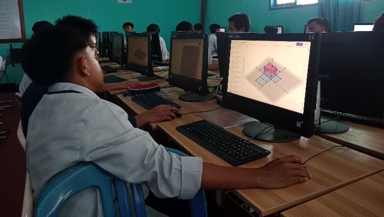 Siswa saat menggunakan GeoGebra