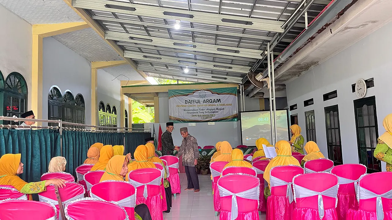 Suasana khidmat peserta Baitul Arqam PCA Cikedal saat mengikuti rangkaian materi di hari pertama kegiatan. (doc. Lapina Lena)