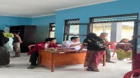Suasana pembagian bantuan beras dari Bulog di Balai Desa yang dibantu oleh mahasiswa KKM 95 UNIBA. (doc. KKM 95 UNIBA) Suasana pembagian bantuan beras dari Bulog di Balai Desa yang dibantu oleh mahasiswa KKM 95 UNIBA. (doc. KKM 95 UNIBA)