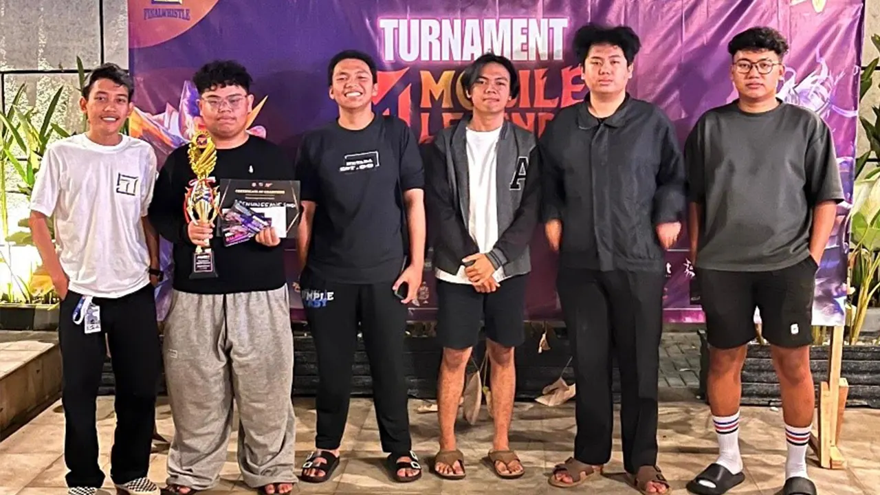 Tim Finalwhistle Production berfoto bersama dengan pemenang STEP CUP 2025. (doc. Finalwhistle Production)
