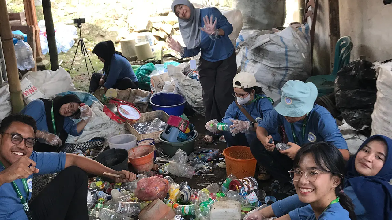 Tim mahasiswa BBK 6 Universitas Airlangga saat melakukan pengolahan sampah di Bank Sampah Cepokolimo. (doc. BBK 6 Universitas Airlangga Cepokolimo)