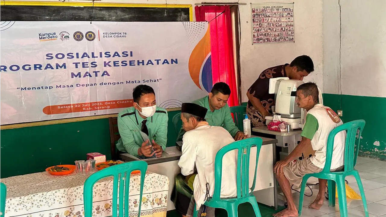 Tim medis RS Ahmad Wardi saat melakukan edukasi tentang pencegahan gangguan penglihatan. (doc. KKM 78 UNIBA)