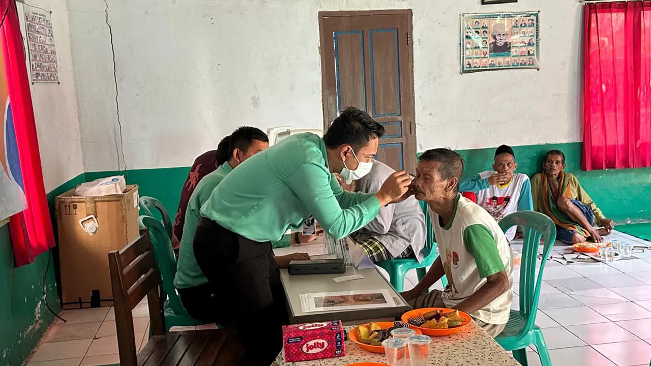 Tim medis RS Ahmad Wardi saat melakukan tes kesehatan mata. (doc. KKM 78 UNIBA)