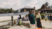 Turis asal Portugal terkesan saat melihat lomba permainan tradisional “Nyoon Gaddhang” Desa Sulek yang diselenggarakan oleh mahasiswa KKN 153 UINSA. (doc. KKN 153 UINSA) Turis asal Portugal terkesan saat melihat lomba permainan tradisional “Nyoon Gaddhang” Desa Sulek yang diselenggarakan oleh mahasiswa KKN 153 UINSA. (doc. KKN 153 UINSA)