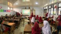 Pelaksanaan kegiatan edukatif bertajuk “Hidup Sehat Itu Seru!” yang menyasar siswa-siswi Sekolah Dasar Negeri (SDN) 1 Nameng, Kecamatan Rangkasbitung, Kabupaten Lebak, pada Kamis, (17/7/2025). (doc. KKN 58 UNIBA)