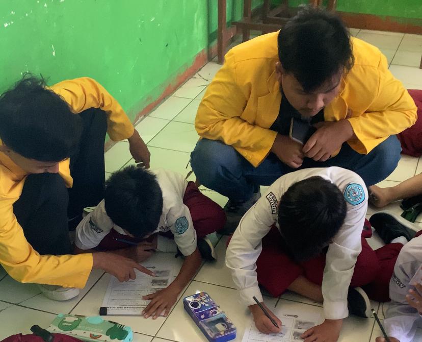 Mahasiswa KKNTK 25 Unigoro saat mengedukasi tentang kebencanaan. (doc. KKNTK 25 Unigoro)