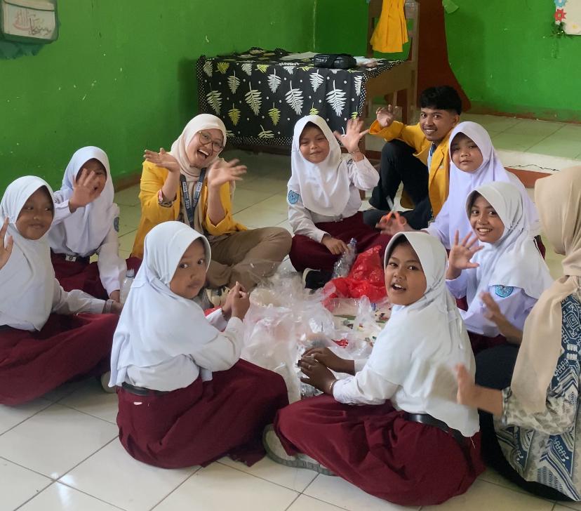Keceriaan para siswa saat praktik membuat eco bricks. (doc. KKNTK 25 Unigoro)