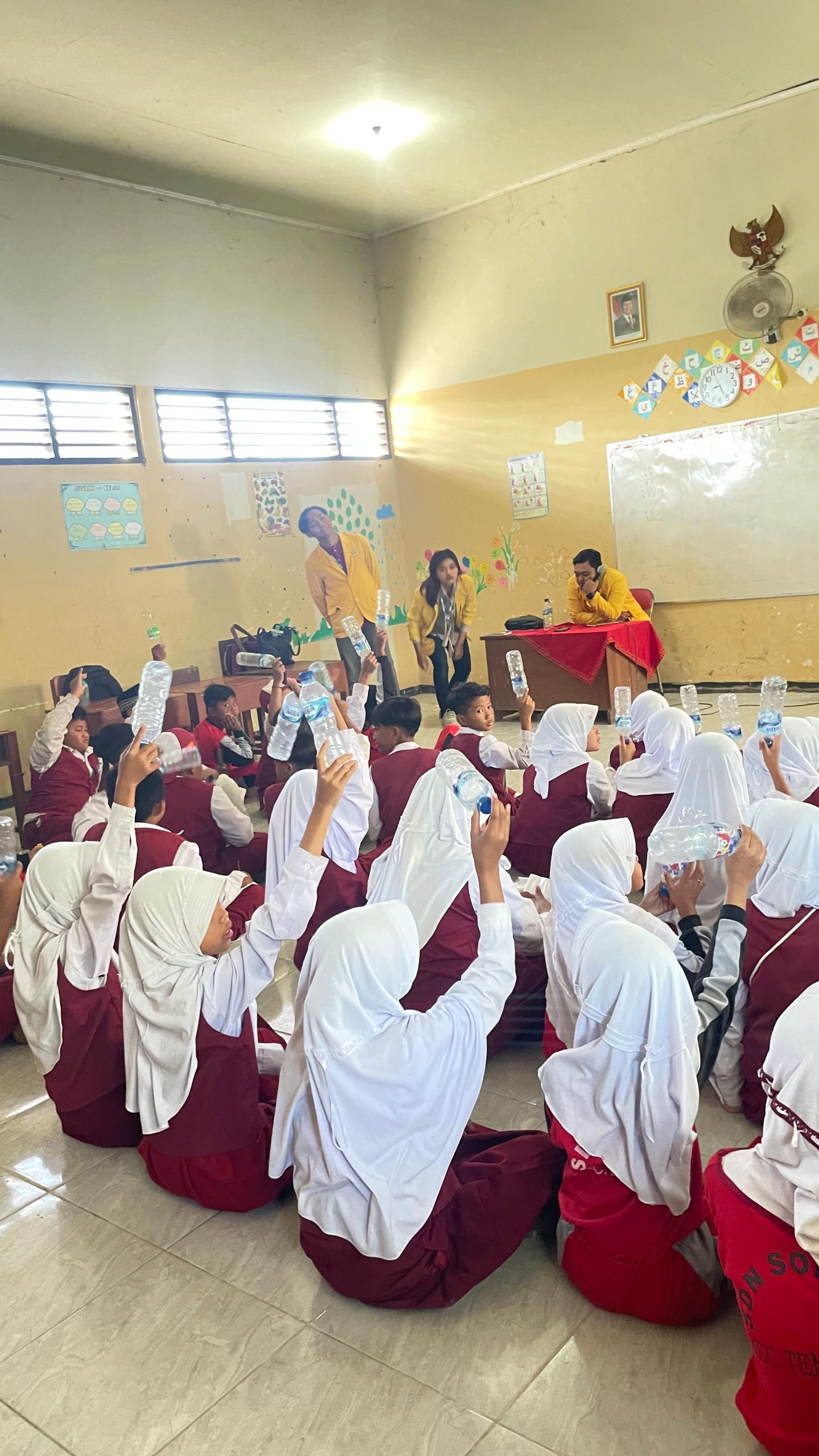 Mahasiswa KKNTK 25 Unigoro saat mengedukasi tentang pembuatan eco bricks. (doc. KKNTK 25 Unigoro)