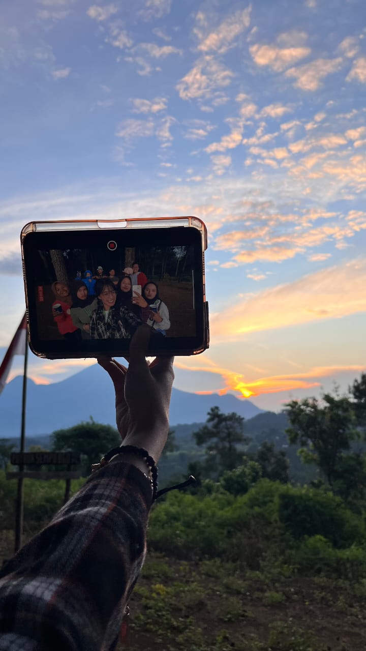 Mahasiswa BBK 6 Universitas Airlangga saat berswafoto di lokasi wisata Puthuk Sempu. (doc. BBK 6 Universitas Airlangga Cepokolimo)