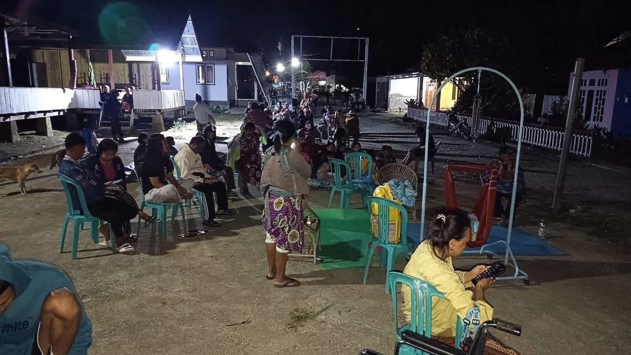 Warga dari Desa Tokilo, Tindoli, Tolambo, dan Bancea terpaksa mengungsi dan memilih bermalam di tempat terbuka karena khawatir akan gempa susulan. (doc. BPBD Morowali Utara)