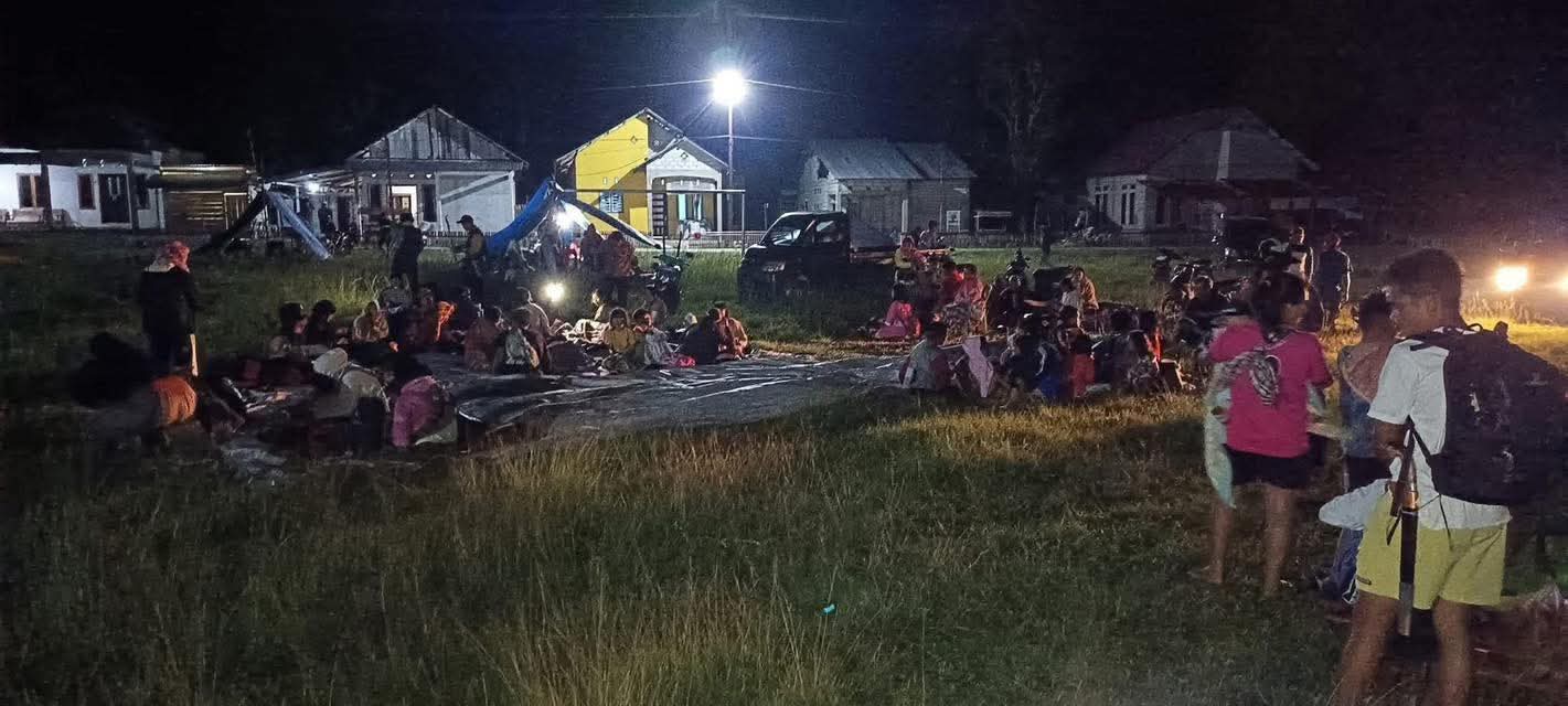 Warga dari Desa Tokilo, Tindoli, Tolambo, dan Bancea terpaksa mengungsi dan memilih bermalam di tempat terbuka karena khawatir akan gempa susulan. (doc. BPBD Morowali Utara)