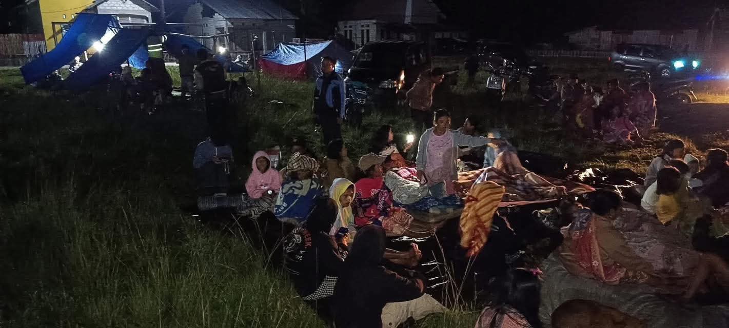 Warga dari Desa Tokilo, Tindoli, Tolambo, dan Bancea terpaksa mengungsi dan memilih bermalam di tempat terbuka karena khawatir akan gempa susulan. (doc. BPBD Morowali Utara)