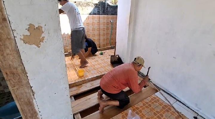 Mahasiswa KKN 55 UNUGIRI dan warga saat bergotong royong membersihkan Masjid Baitussalam. (doc. KKN 55 UNUGIRI Bonjonegoro)