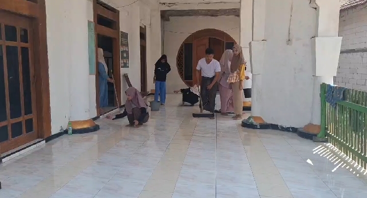 Mahasiswa KKN 55 UNUGIRI saat bergotong royong membersihkan Masjid Baitussalam. (doc. KKN 55 UNUGIRI Bonjonegoro)