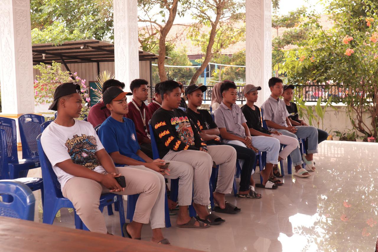 Mahasiswa BBK 6 UNAIR Cinandang saat melakukan sosialisasi mengenai Permasalahan Gizi pada Remaja dan Pengenalan HIV & Infeksi Menular Seksual (IMS). (doc. Mahasiswa BBK 6 UNAIR Cinandang)