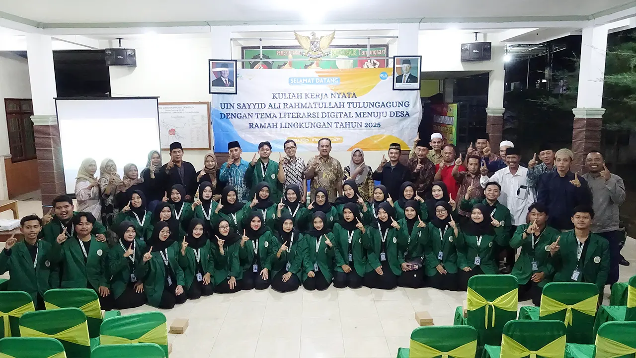 Dokumentasi bersama setelah acara pembukaan KKN di Desa Tanjungsari, Kecamatan Karangrejo pada Jumat (4/7/2025). (doc. kelompok KKN Desa Tanjungsari)