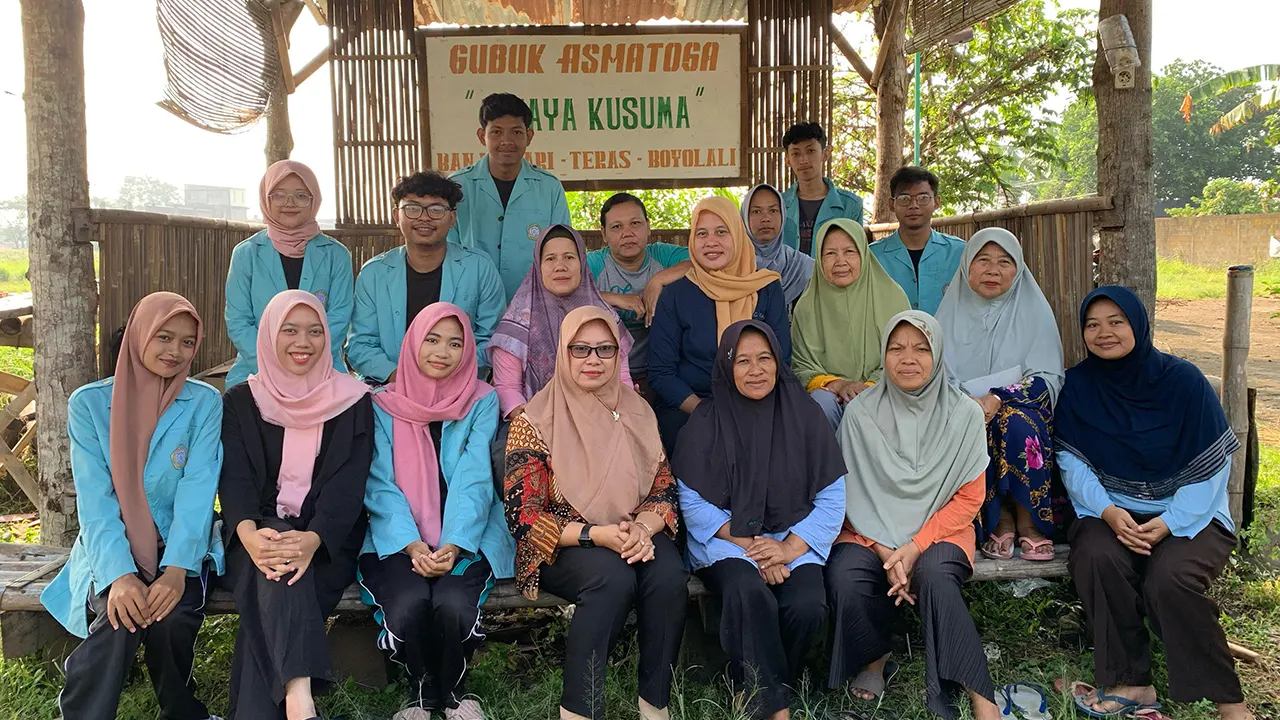 Foto Bersama: Mahasiswa PLB UNS saat berfoto bersama dengan ibu-ibu PKK Desa Banjarsari, Kecamatan Teras, Kabupaten Boyolali dalam kegiatan penanaman tanaman apotek hidup. (doc. pribadi)