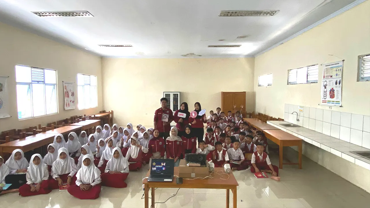 Dokumentasi bersama setelah edukasi anti-bullying di SMP Negeri 8 Rangkasbitung pada Rabu, (16/7/2025). (doc. 58 UNIBA)