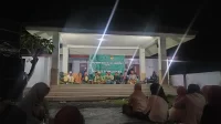 Kelompok sholawat lokal yang terdiri dari pemuda dan tokoh masyarakat tampil membawakan puji-pujian kepada Nabi Muhammad SAW secara kolosal. (doc. KKN 153 UINSA) Kelompok sholawat lokal yang terdiri dari pemuda dan tokoh masyarakat tampil membawakan puji-pujian kepada Nabi Muhammad SAW secara kolosal. (doc. KKN 153 UINSA)