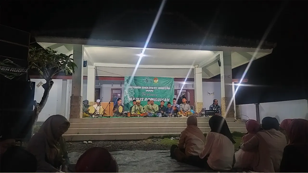 Kelompok sholawat lokal yang terdiri dari pemuda dan tokoh masyarakat tampil membawakan puji-pujian kepada Nabi Muhammad SAW secara kolosal. (doc. KKN 153 UINSA)