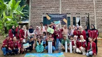Dokumentasi bersama setelah pelaksanaan kegiatan sosialisasi dan pelatihan pembuatan lubang biopori di Desa Dahu, Kampung Bangko, Kecamatan Cikedal, Kabupaten Pandeglang, Banten. Kegiatan yang berlangsung pada Minggu, (27/7/2025). (doc. KKM 30 UNIBA) Dokumentasi bersama setelah pelaksanaan kegiatan sosialisasi dan pelatihan pembuatan lubang biopori di Desa Dahu, Kampung Bangko, Kecamatan Cikedal, Kabupaten Pandeglang, Banten. Kegiatan yang berlangsung pada Minggu, (27/7/2025). (doc. KKM 30 UNIBA)
