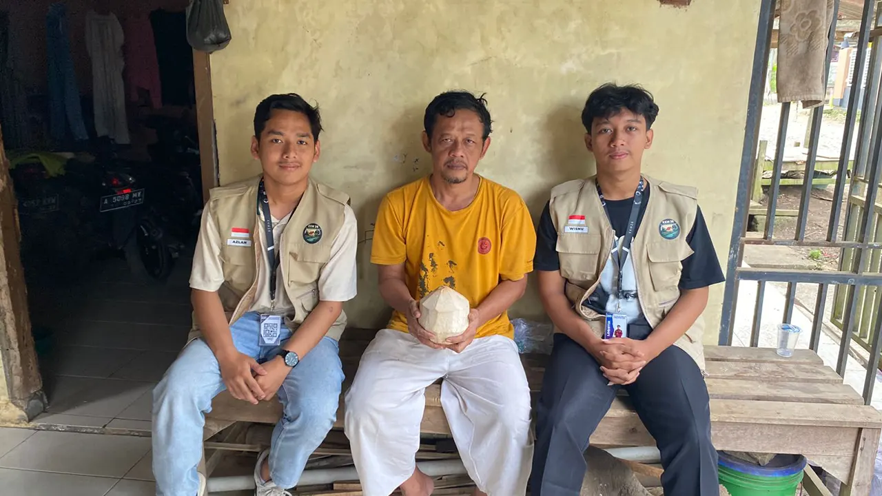 Foto mahasiswa KKM 26 UNIBA bersama pemilik puding kelapa (30/7/2025). (doc. Qanitah Salma)