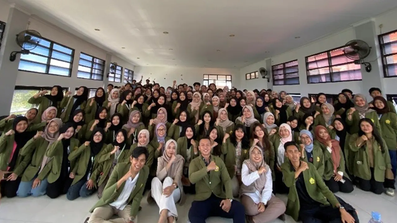 Dokumentasi bersama setelah pembukaan serentak Program Kuliah Kerja Nyata (KKN) Tematik SDGs oleh rektor Univeristas Pembangunan Nasional ”Veteran” Jawa Timur pada Selasa (1/7/2025) di Kecamatan Rungkut. (doc. pribadi)