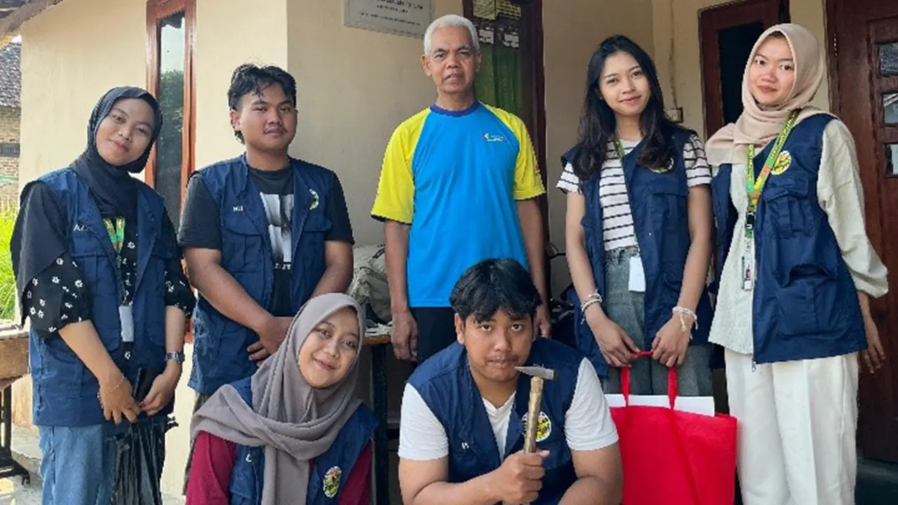 Berpose bersama usai kegiatan pemasangan plakat identitas sebagai bagian dari program penguatan identitas lingkungan dan edukasi masyarakat. (doc. KKN 95 UNISRI)