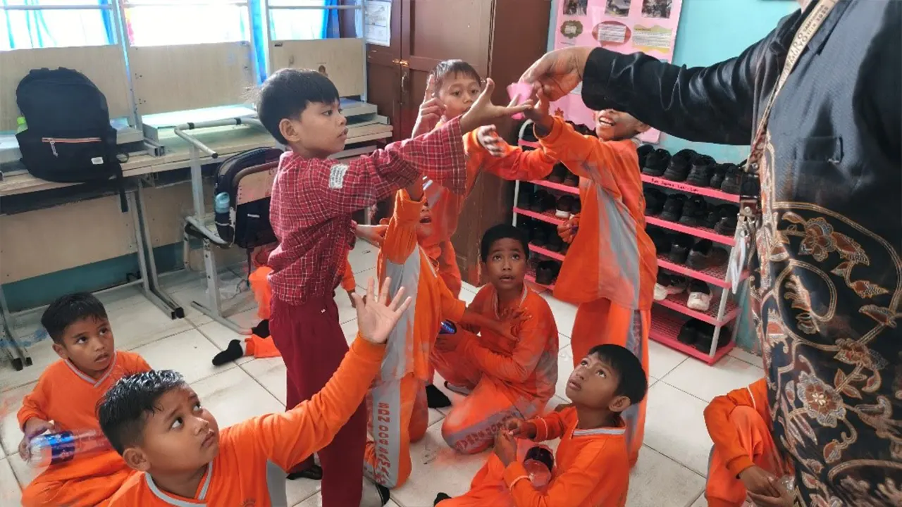 
Siswa SDN 008 Samarinda Ilir antusias menerima perlengkapan membuat celengan dari tim KKN UINSI Sidomulyo dalam kegiatan sosialisasi gemar menabung sejak dini, Rabu (30/7/2025). (doc. KKN UINSI Sidomulyo Samarinda Ilir)

