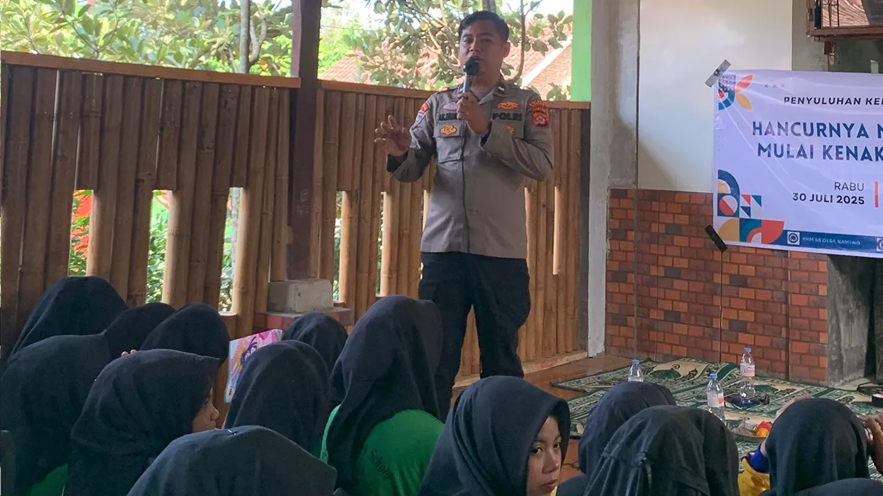 Aipda AK. Nurdin, S.H., saat memaparkan secara rinci bentuk-bentuk kenakalan remaja. (doc. KKM 58 UNIBA)