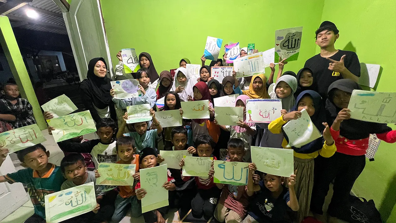 Anak-anak Kelurahan Banjarnegara dengan penuh semangat menunjukkan hasil karya kaligrafi mereka usai mengikuti pelatihan yang diselenggarakan mahasiswa KKM 22 UNIBA. (doc. KKM 22 UNIBA) Anak-anak Kelurahan Banjarnegara dengan penuh semangat menunjukkan hasil karya kaligrafi mereka usai mengikuti pelatihan yang diselenggarakan mahasiswa KKM 22 UNIBA. (doc. KKM 22 UNIBA)