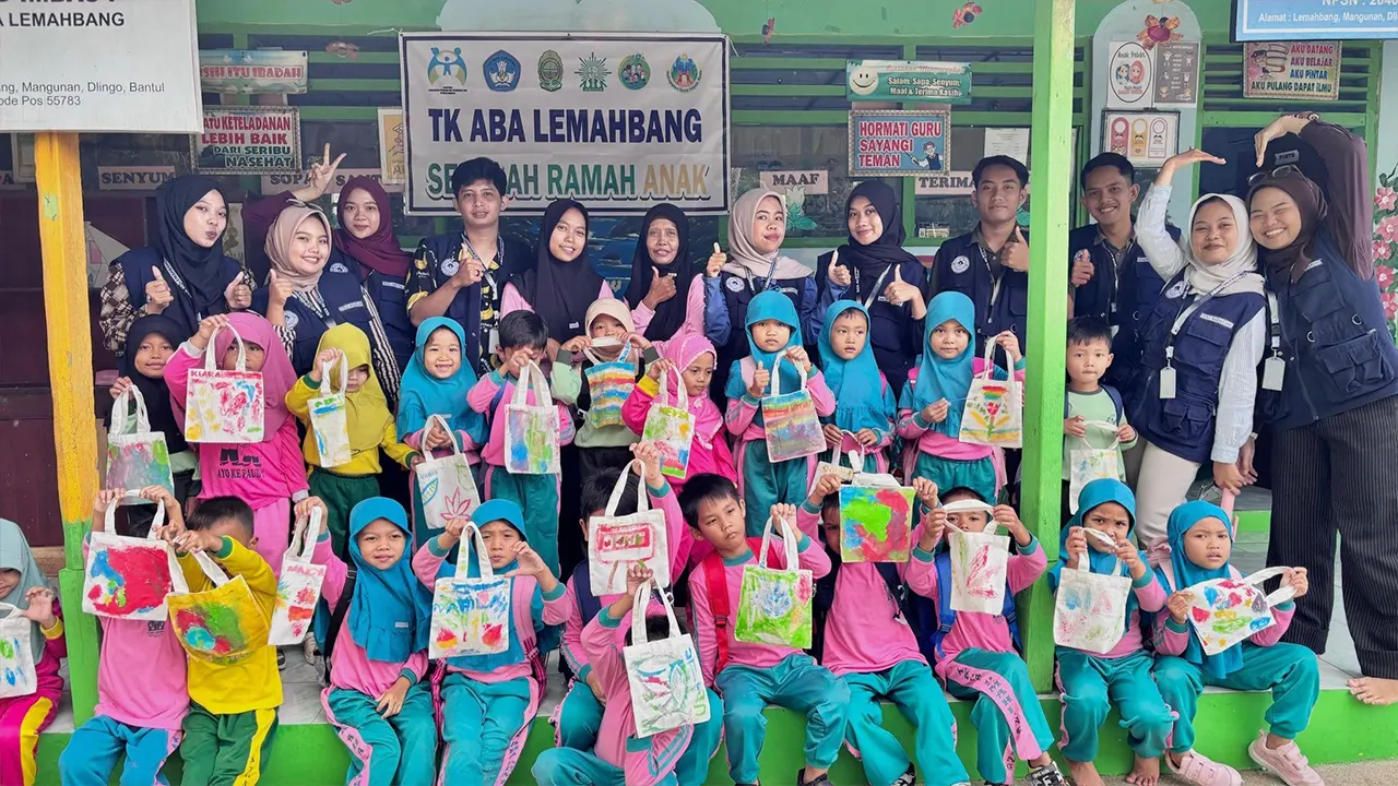 Anak-anak TK ABA Lemahbang dengan bangga menunjukan totebag kreasi mereka sendiri saat sesi dokumentasi bersama dengan mahasiswa KKN-PPM Kelompok 40 UMBY. (doc. KKN-PPM Kelompok 40 UMBY)