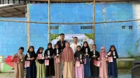 Anak-anak TPQ binaan Ibu Een Jubaedah berfoto bersama mahasiswa KKM 75 UNIBA usai menerima apresiasi pada acara “Gemilang Qur’an” di Desa Pamarayan, Serang, Jumat (15/8/2025). (doc. KKM 75 UNIBA)