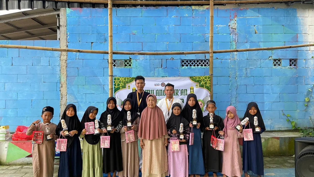 Anak-anak TPQ binaan Ibu Een Jubaedah berfoto bersama mahasiswa KKM 75 UNIBA usai menerima apresiasi pada acara “Gemilang Qur’an” di Desa Pamarayan, Serang, Jumat (15/8/2025). (doc. KKM 75 UNIBA)