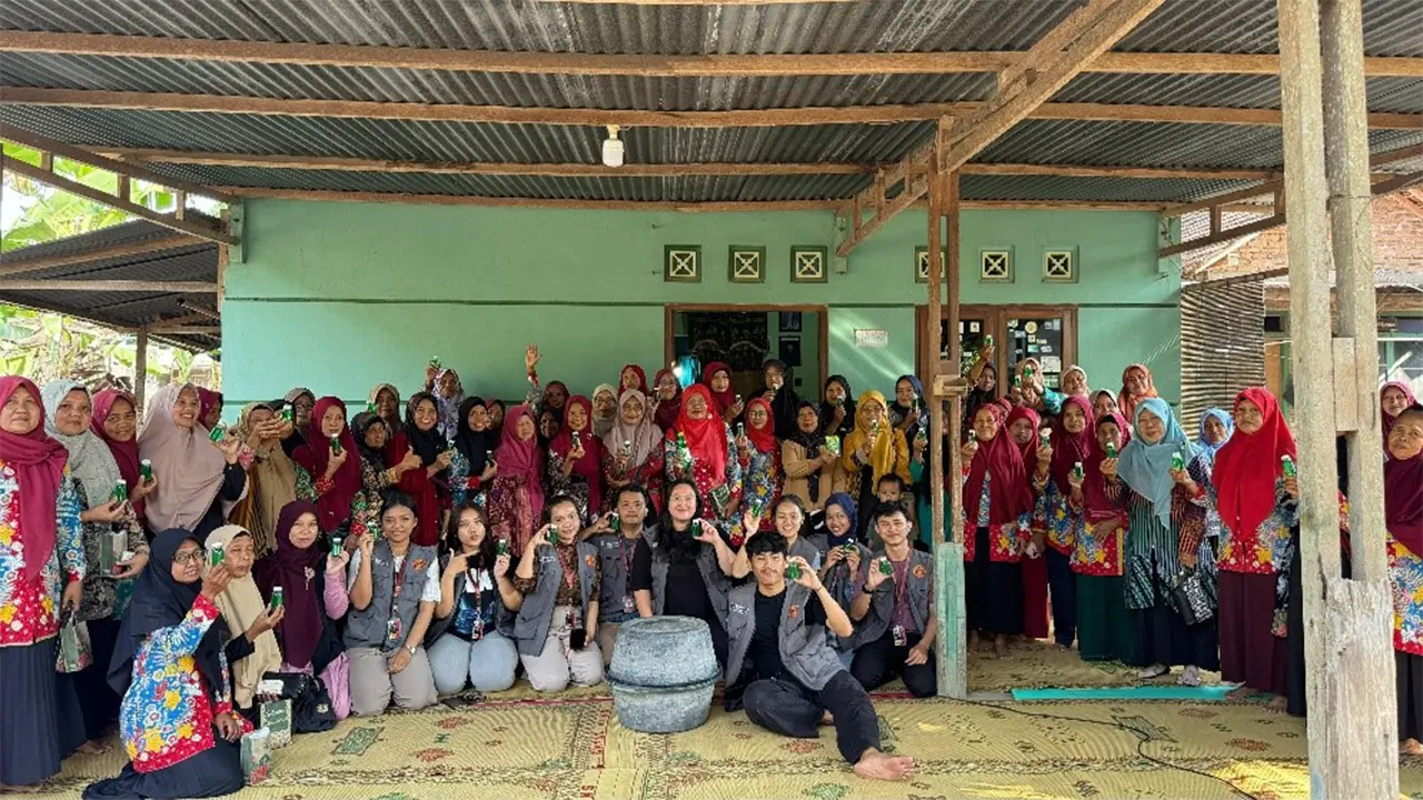 Anggota PKK bersama Tim KKN 71 menunjukkan hasil sabun cuci piring buatan sendiri. (doc. KKN 71 UMBY)