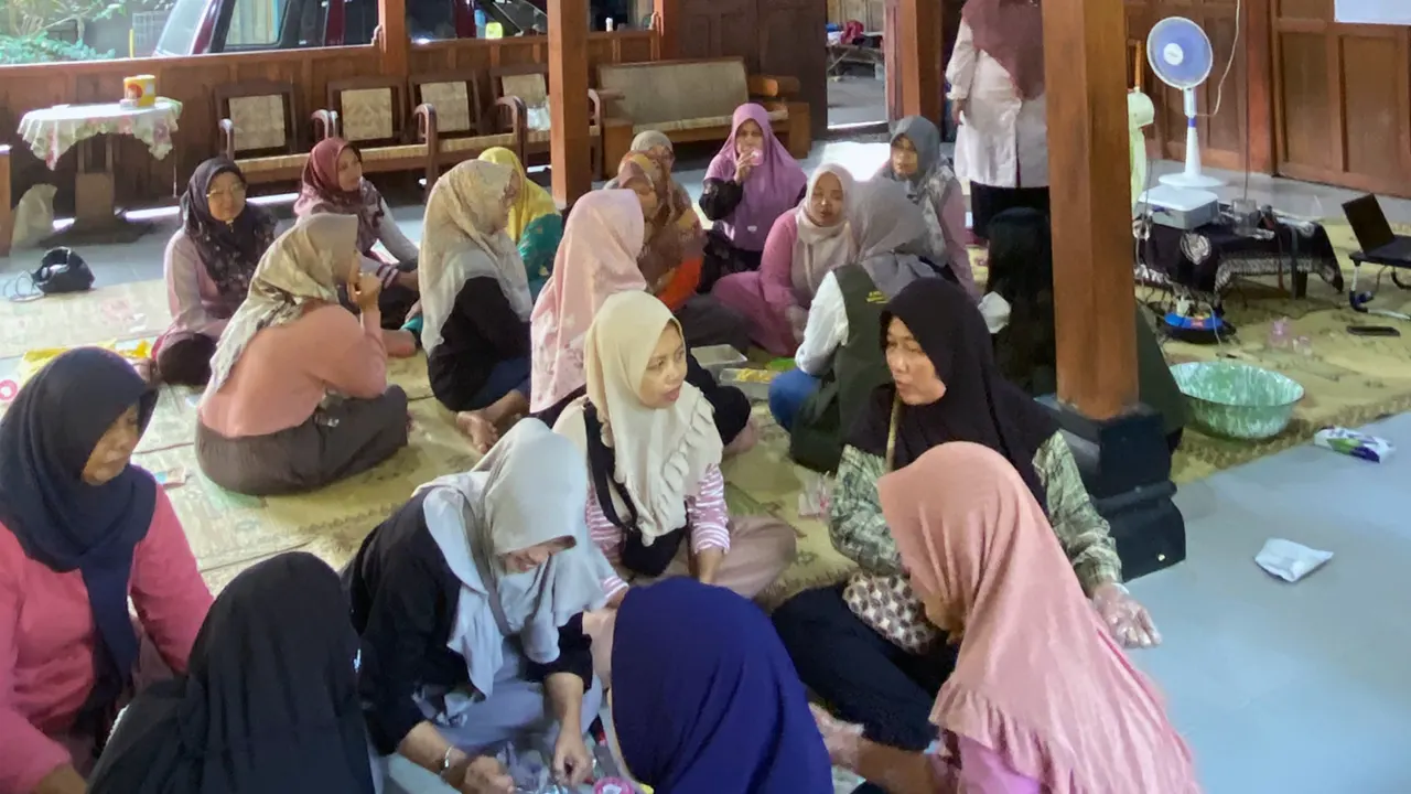 Antusias ibu-ibu PKK saat membuat olahan nugget berbahan dasar ikan lele. (doc. Kelompok 64 UMBY)