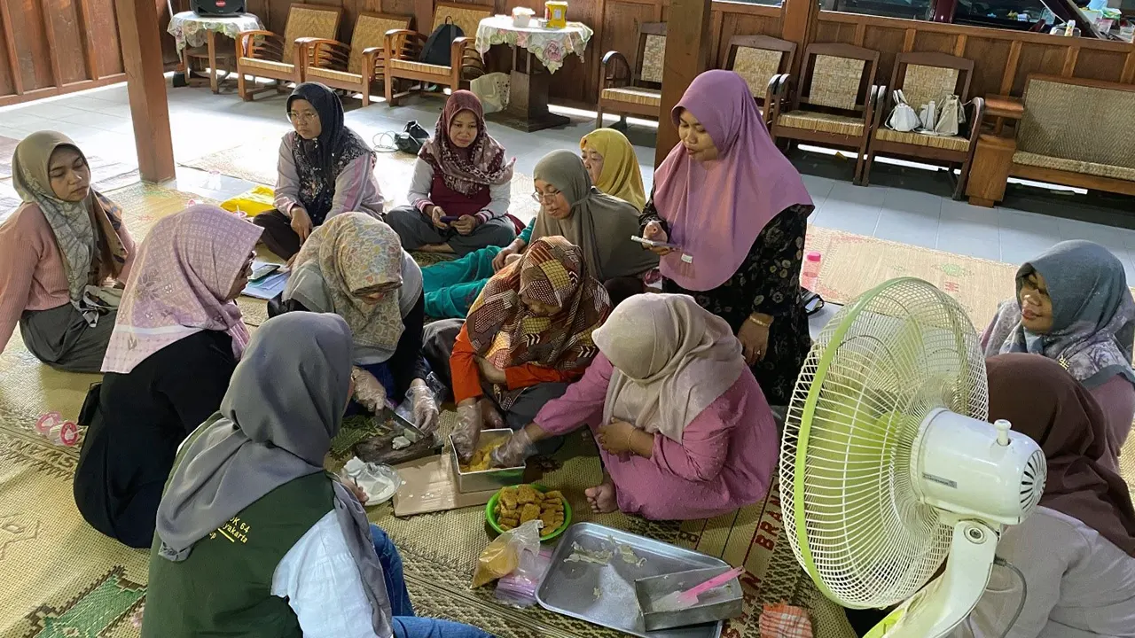 Antusias ibu-ibu PKK saat membuat olahan nugget berbahan dasar ikan lele. (doc. Kelompok 64 UMBY)