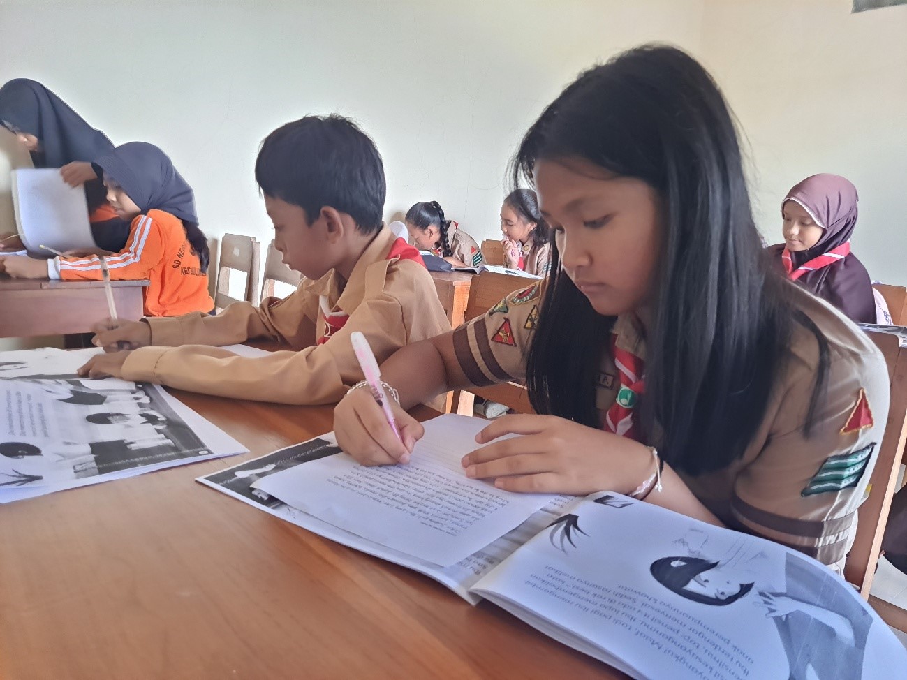 Antusias para peserta saat mengikuti program Apresiasi Literasi yang diwujudkan dalam perlombaan. (doc. KKN 346 UNS)