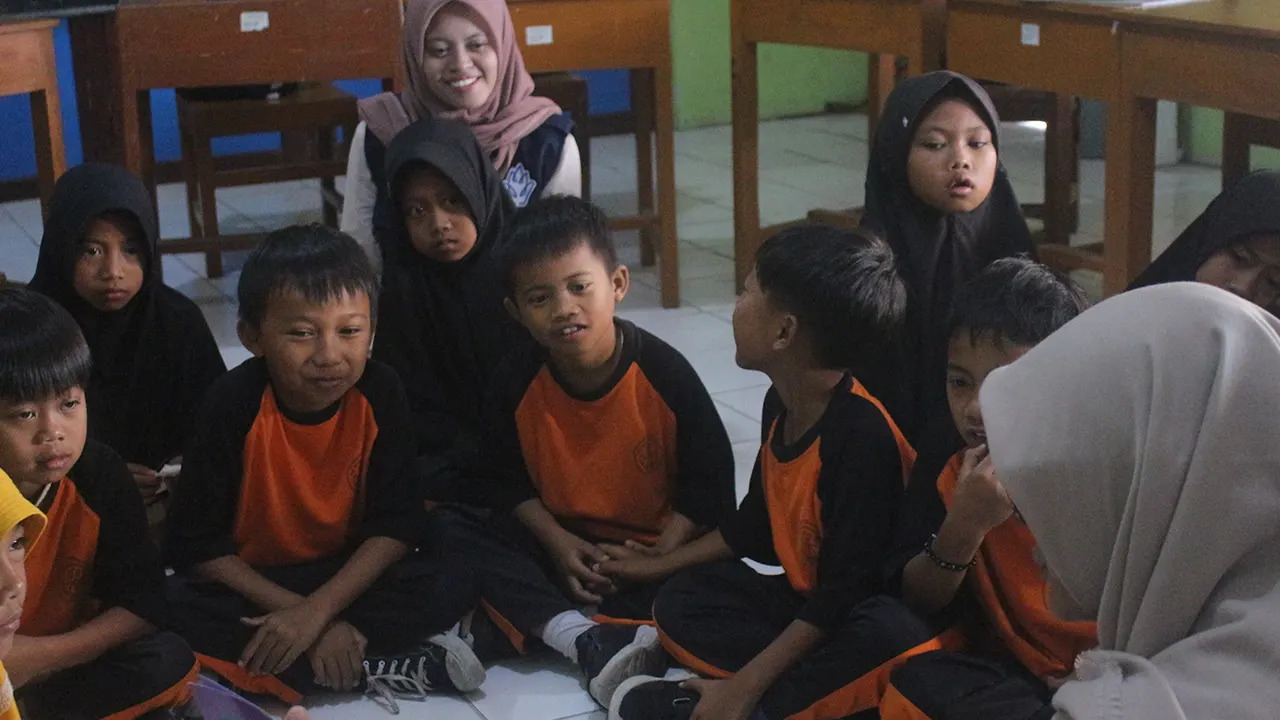 Antusias para siswa menyimak saat pelaksanaan kegiatan Read Me A Book. (doc. KKN 180 UNS)