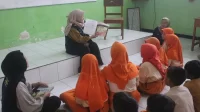 Antusias para siswa saat pelaksanaan Kegiatan Membaca Nyaring. (doc. KKN 180 UNS)