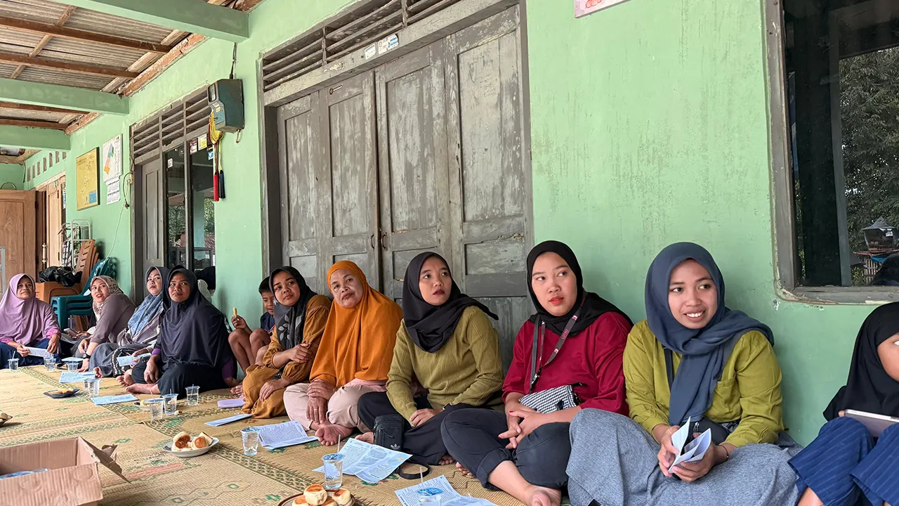 Antusias peserta saat edukasi pembuatan obat nyamuk alami dari serai. (doc. KKN UMBY)