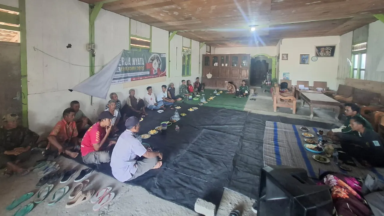 Antusias para peserta mengikuti penyuluhan pertanian bertema modernisasi sektor pemupukan dengan menggandeng kelompok tani serta PT. Banyu Urip Organik Super Energi (BUOSE). (doc. KKN PINTAR 55 UNUGIRI)