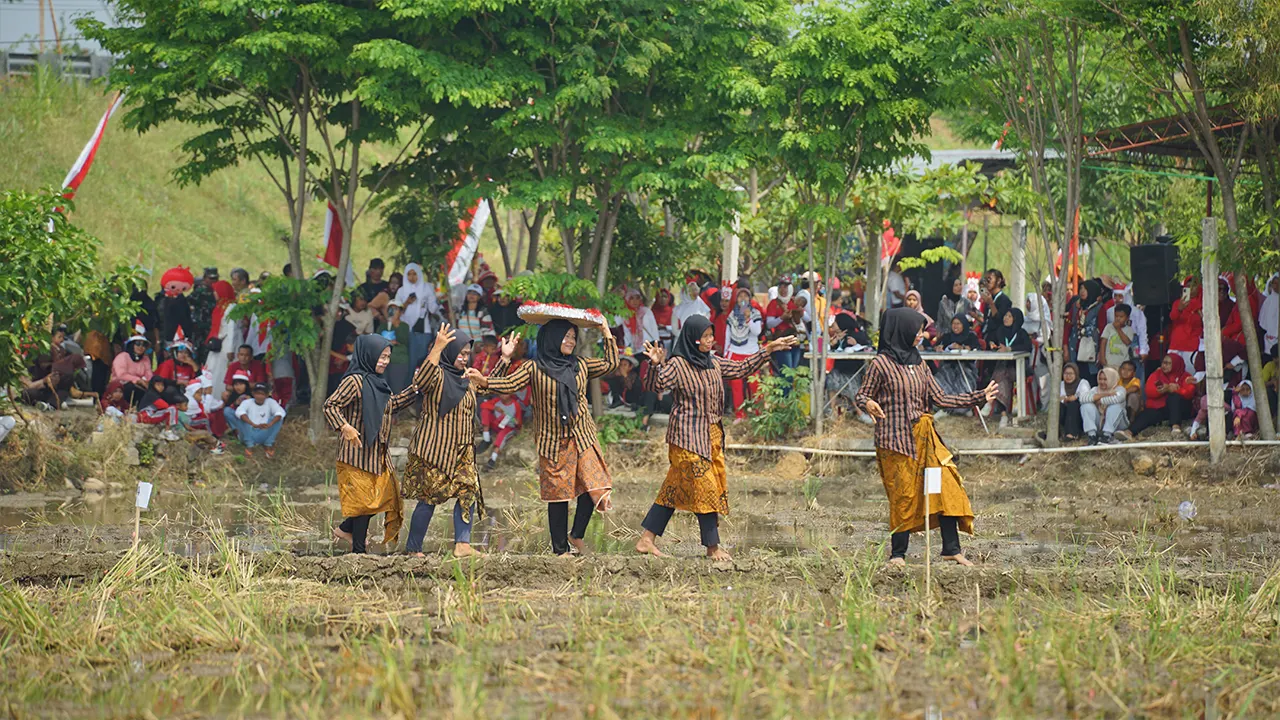 Antusiasme Warga Desa Karangmalang dalam Mengikuti Tradisi Galengan yang Diadakan oleh Mahasiswa KKN 306 UNS. (doc. KKN 206 UNS)