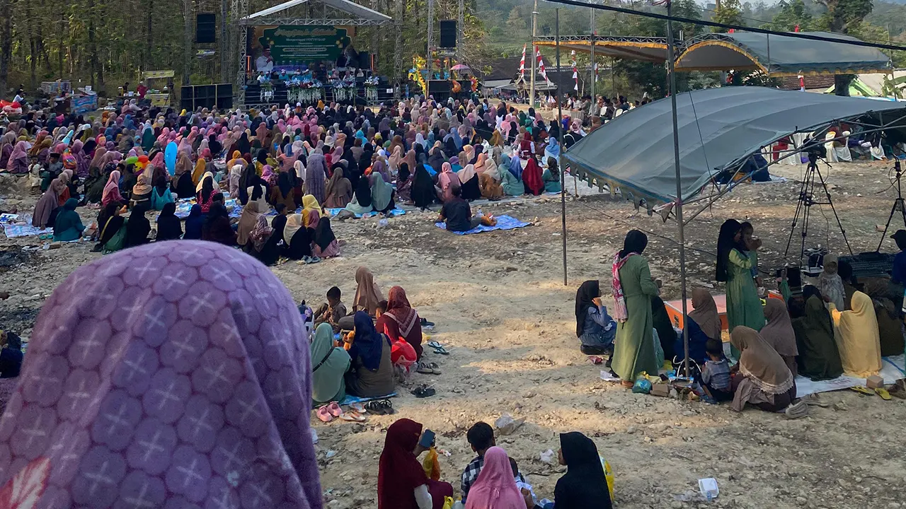 Antusiasme warga sangat tinggi saat menghadiri pengajian yang menghadirkan Kyai H. Anwar Zahid, lapangan Dusun Guyangan dipadati oleh masyarakat Desa Soko dan warga dari desa-desa sekitar. (doc. KKNTK 25 UNIGORO)