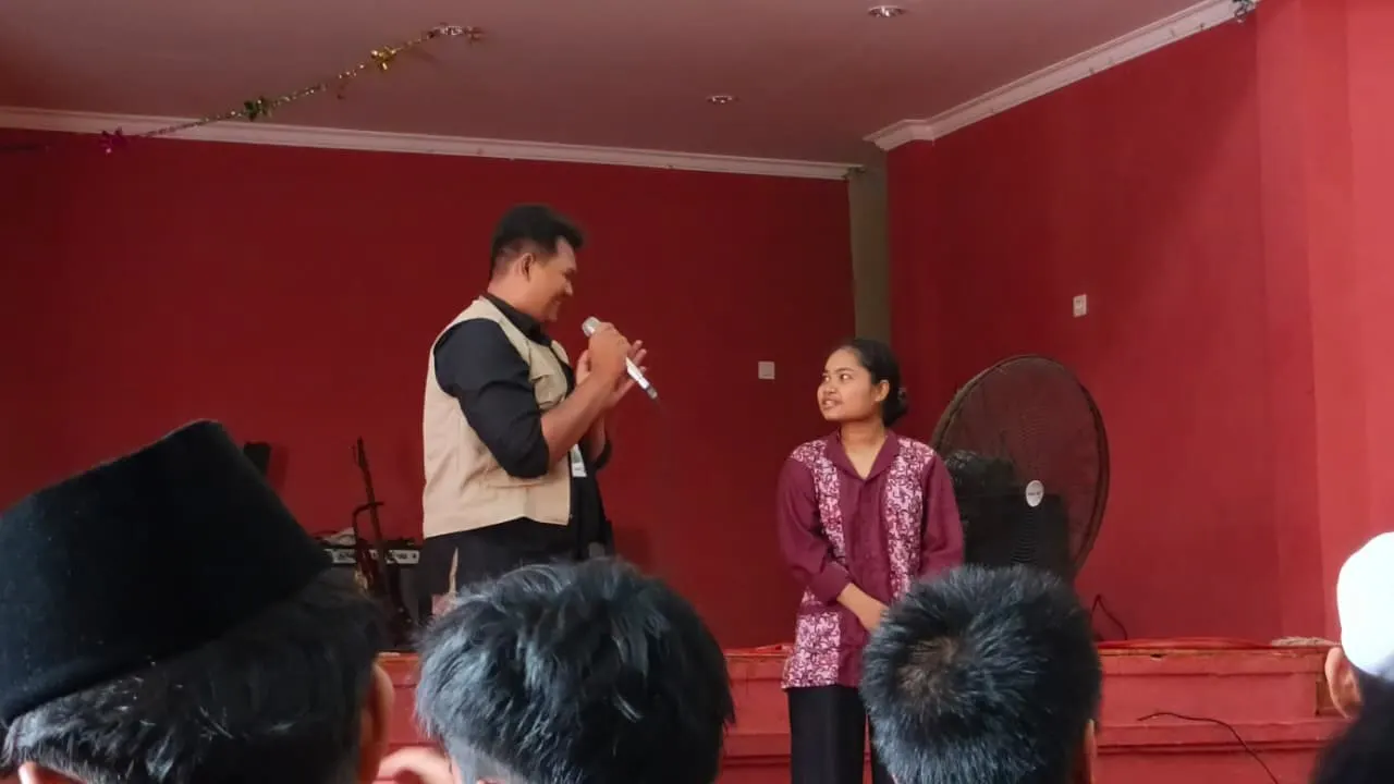 Beberapa anak diminta maju untuk membacakan impian mereka di depan teman-temannya. (doc. KKN UINSI Sidomulyo Samarinda Ilir)