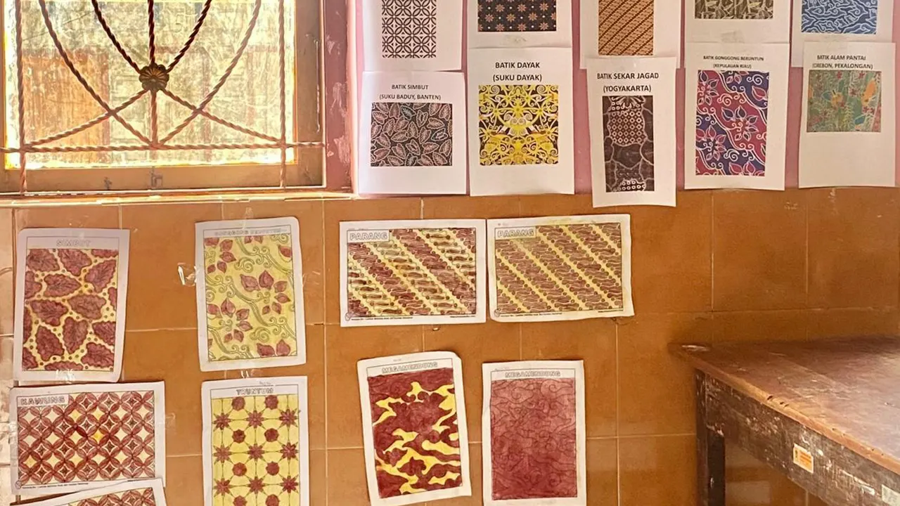 Berbagai macam motif batik yang dikenal oleh Rofi’ Hani Hangganingtyas kepada para siswa. (doc. pribadi)